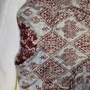 Woman's Geo print is tee w/lace accent 2X